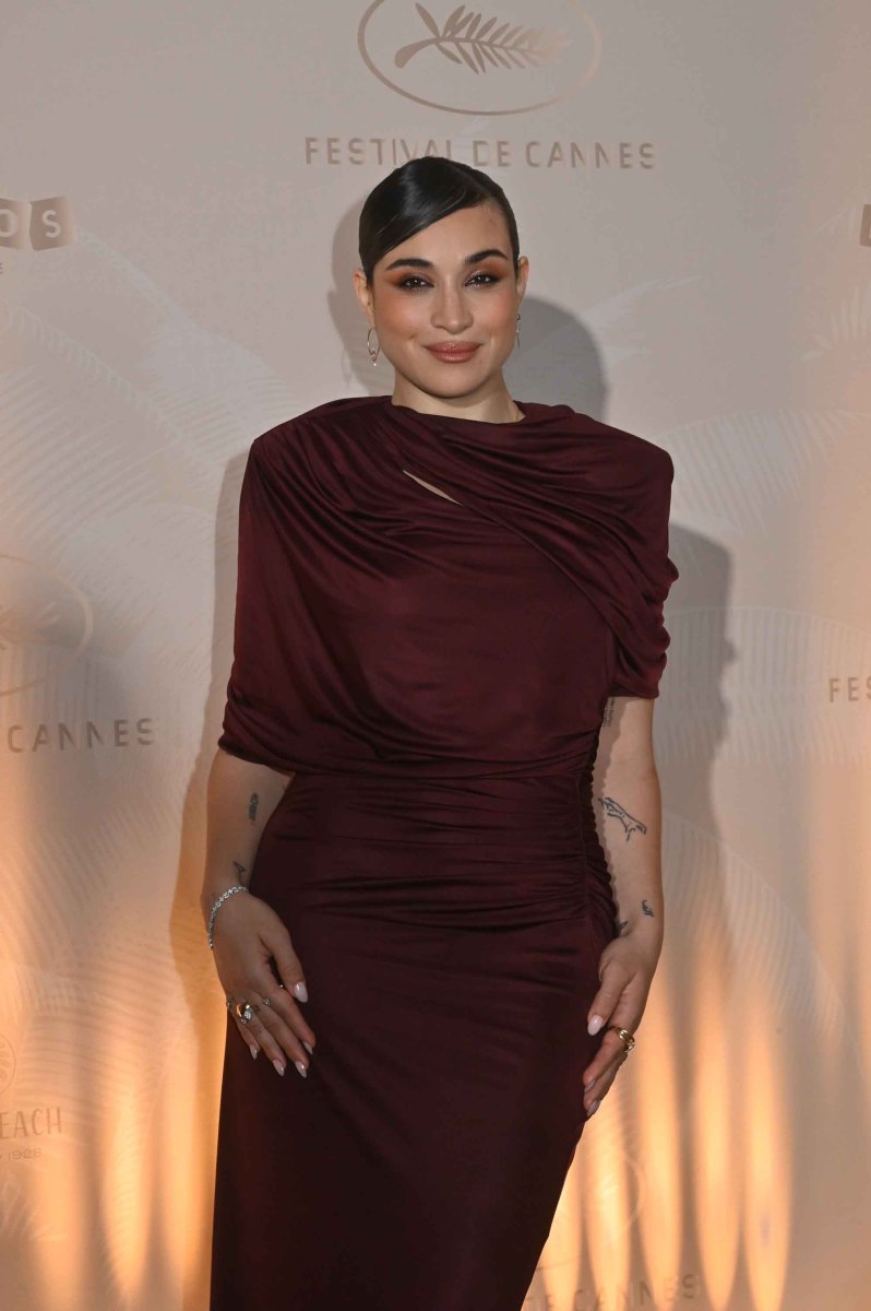 A l'OPening Dinner Camelia Jordana En Brune en robe prune