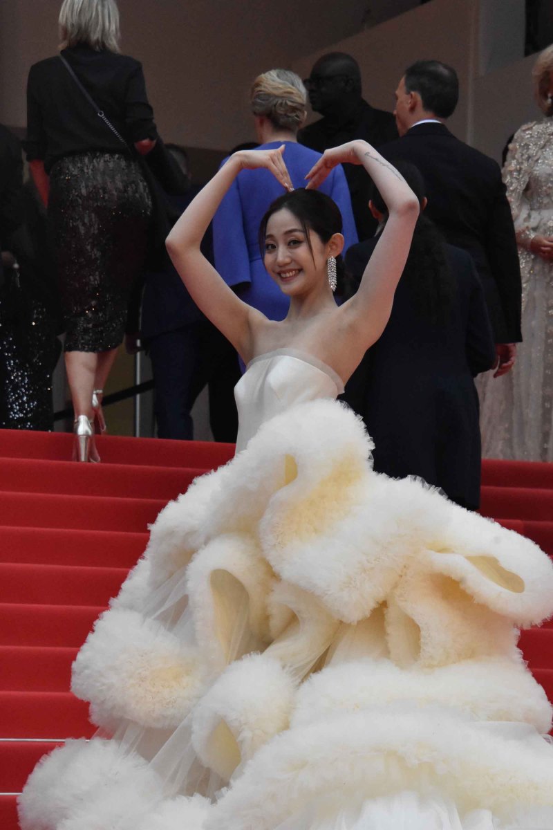 Wan Qian Hui dans sa robe marshmallow sémaphore je vous love !