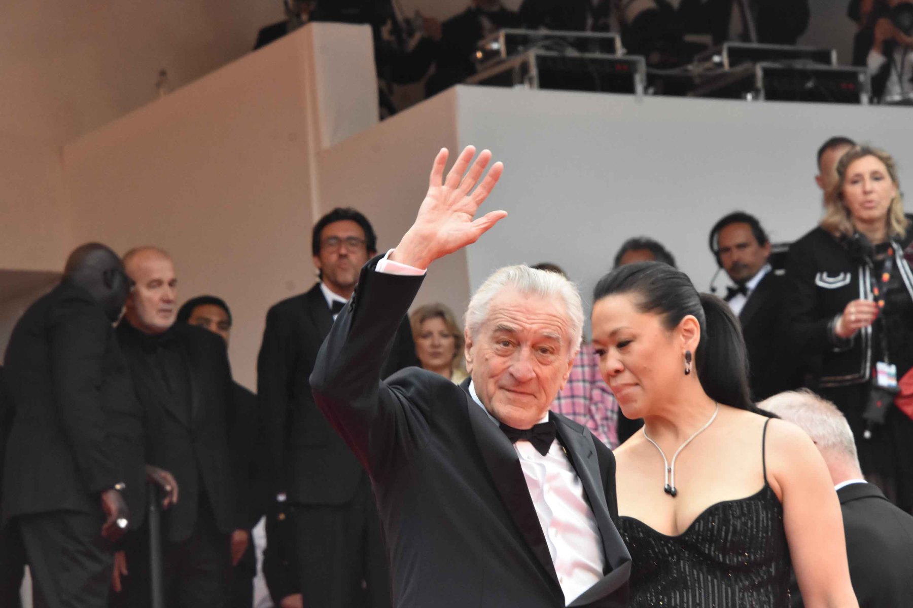 Palme d'Or d'honneur Robert De Niro et Madame salue à tous les étages