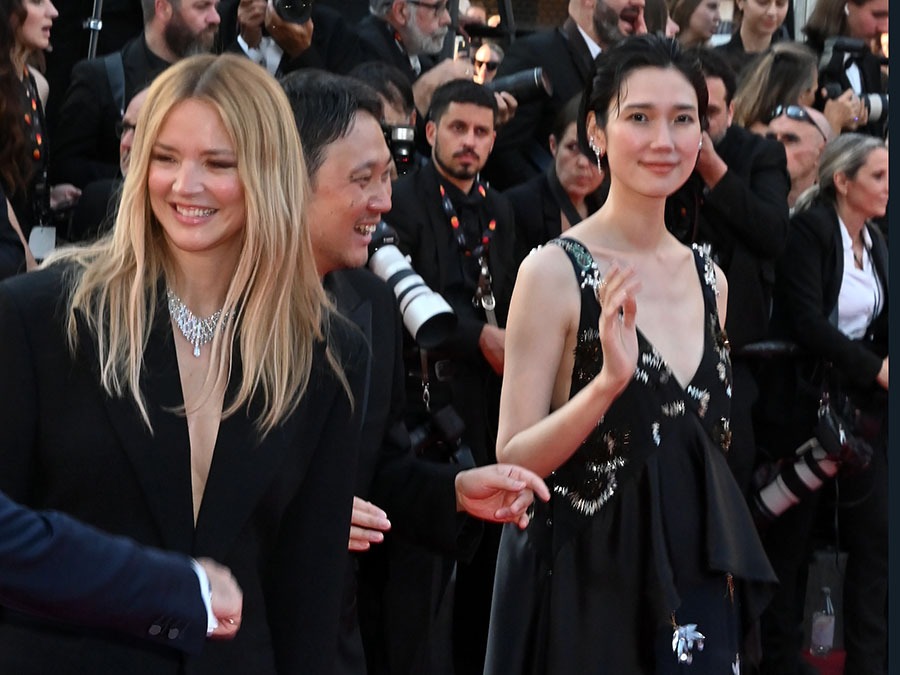 Prix d’Interpretation feminine exaequo Virginie Efira, Ryûsuke Hamaguchi Real de « Soudain » et Tao Okamoto Prix d’Interpretation feminine exaequo avec Virginie Efira