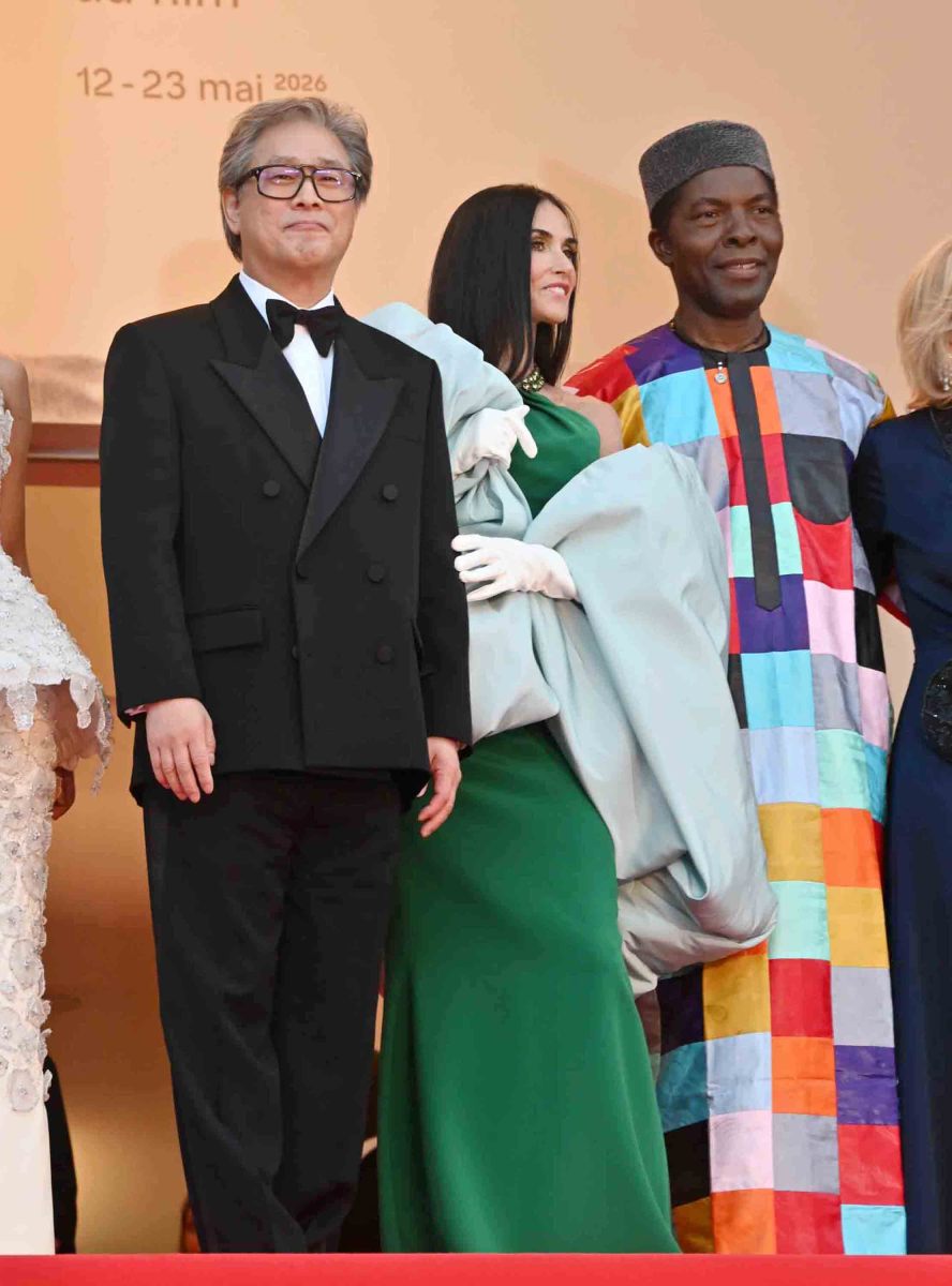 Au Saint des saints Demi more sandwiche la haut entre le president Park Chan-wook et Isaach de Bankolé