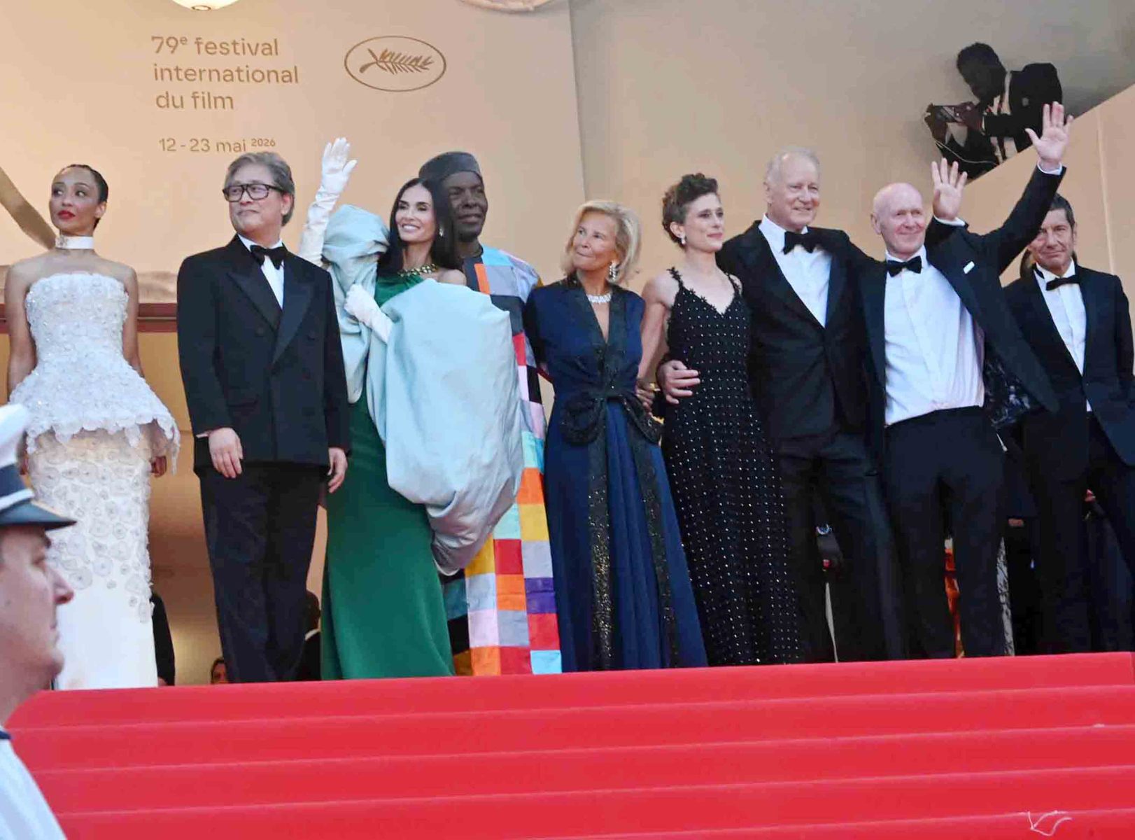 La présidente Iris Knobloch embarquée dans cette jamborée de membres du jury en haut du red carpet