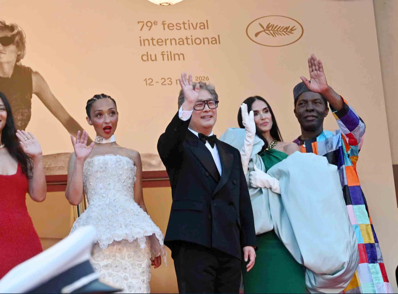 Ruth Negga, Park Chan-wook, Demi Moore and Isaach de Bankolé salue nt le peuple Cannois