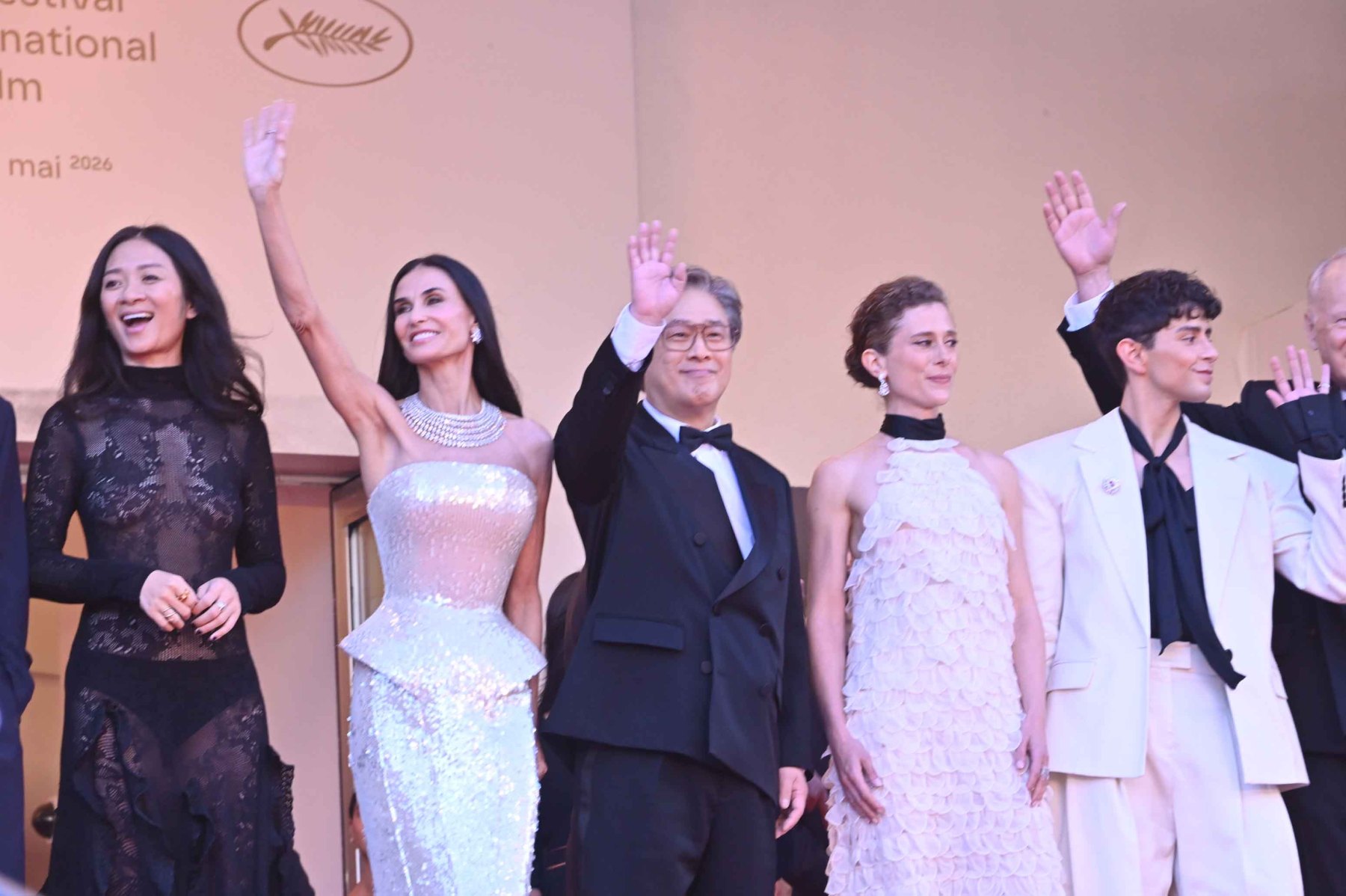 Chloé Zhao, Demi Moore, Jury President Park Chan-wook, Laura Wandel, et Diego Céspedes saluent le peuple de Cannes !