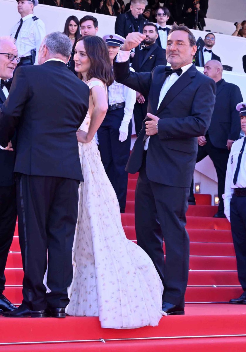 Quand Pierre Salvadori et Anaïs Demoustierlui tournent le dos Gilles Lellouche fait son bogosse pour son fan club !!
