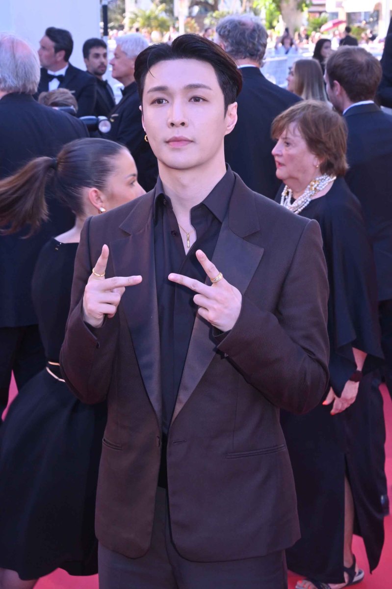 Lay Zhang a tourné des tonnes de films Chinois et doit avoir 2 milliiards de followers !! nous dit il dans les sous titres !