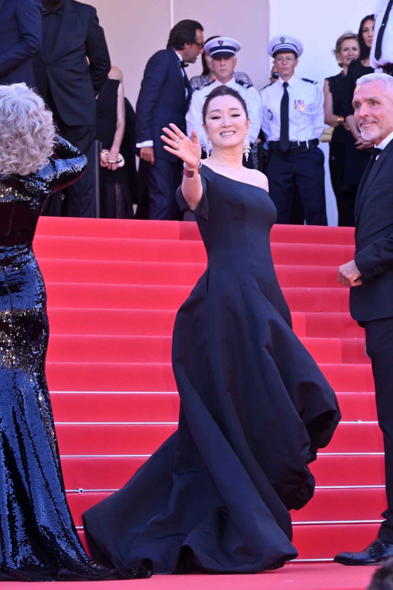 Gong Li est à sa vraie place au top du tapis rouge et qui salue ses &milliard 'ààààà followers!!