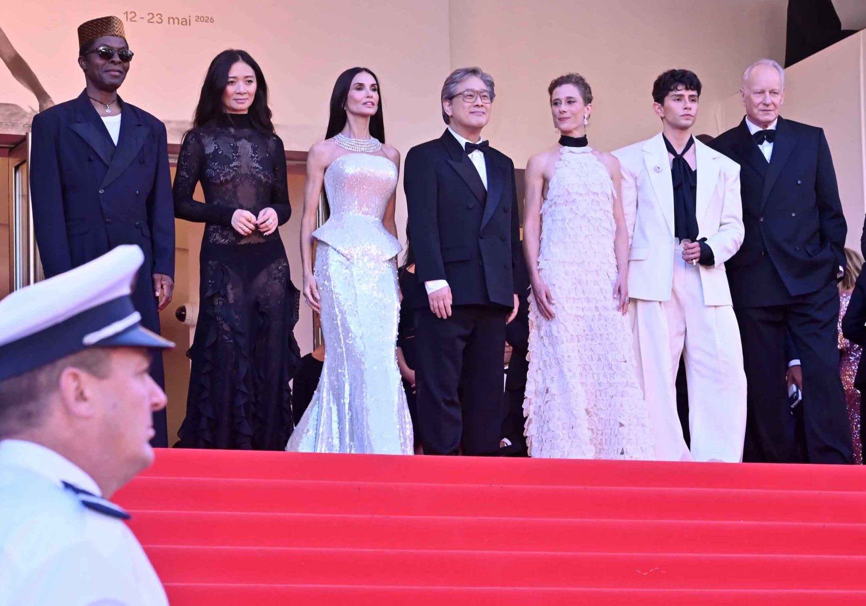 Au sommet du red carpet, sous l'oeil de la Police Montée (des marches) Voilà le Jury Isaach de Bankolé, Chloé Zhao, Demi Moore, Jury President Park Chan-wook, JLaura Wandel, Diego Céspedes et Stellan Skarsgård