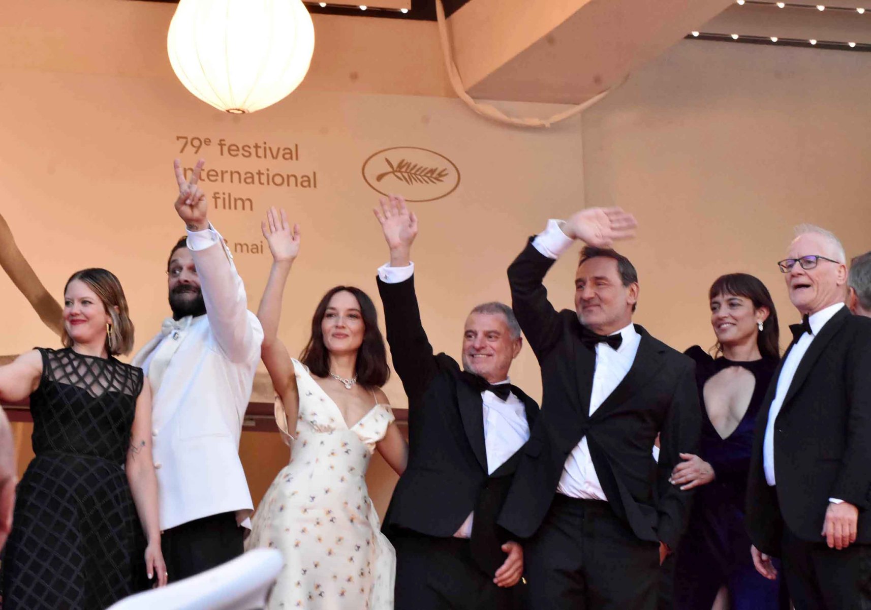 Au sommet des marches l'equipe de La Venus Electrique : Madeleine Baudot, Pio Marmaï, Anaïs Demoustier, Pierre Salvadori, Gilles Lellouche and Vimala Pons saluent le peuple de Cannes
