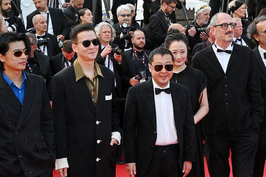 Jia Zhangke (au mmileiu) avec sa muse Zhao Tao et son équipe !