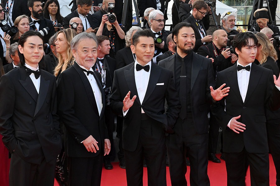 Sur le red carpet Le grand réalisateur japonais Kiyoshi Kurosawa (Le Monsieur 2eme à Drite) et son team déambulent sur le tapis red