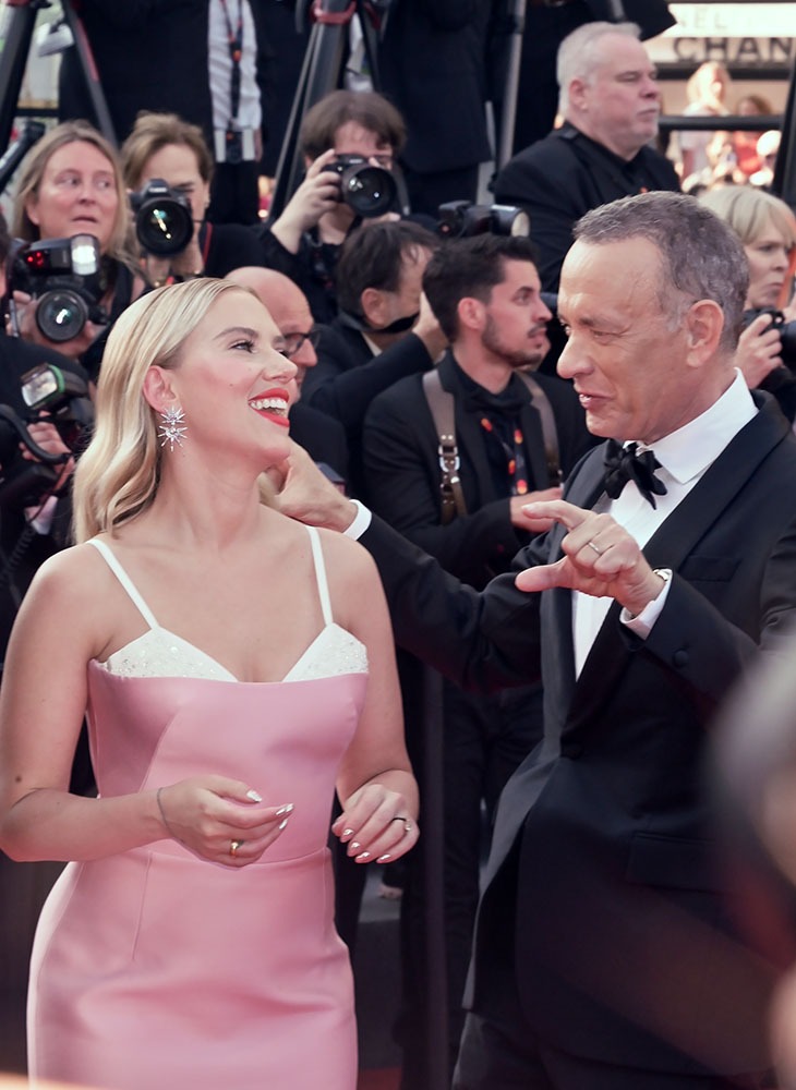 Tom Hanks lui propose un ptit selfie : Scarlett, ses malabars et Forrest gum à mâcher