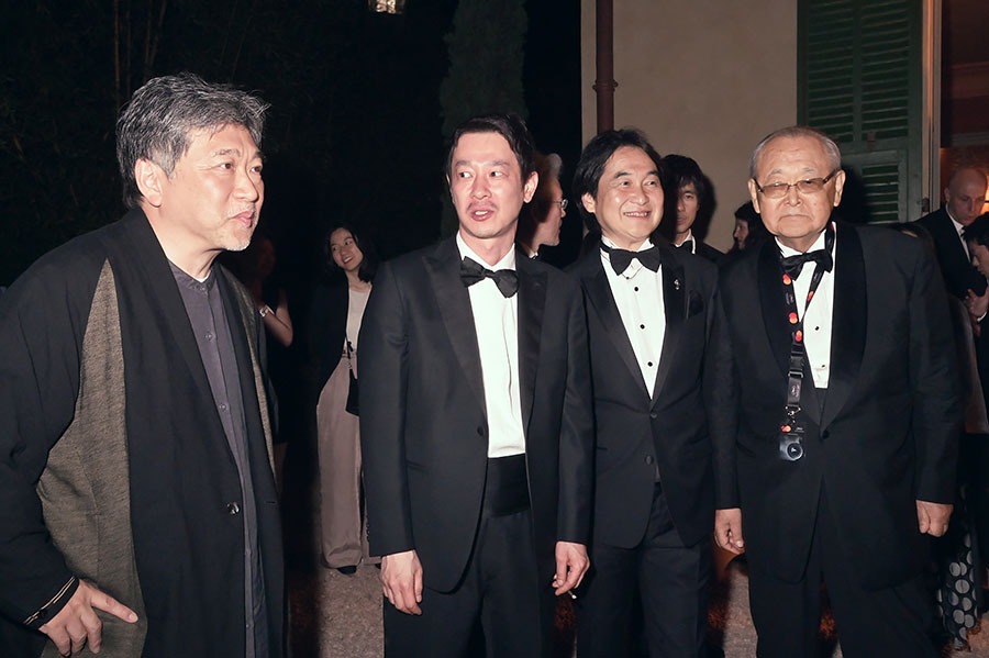 A la Villa des Ministres Takeshi Kitano fatigué par la montée des marches s'est retranché dans une suite Sur le pont: un acteur de Kubi Ryo Kase et de grands realisateurs Hirokazu Kore Eda,  Takeshi Natsuno et Tom Yoda