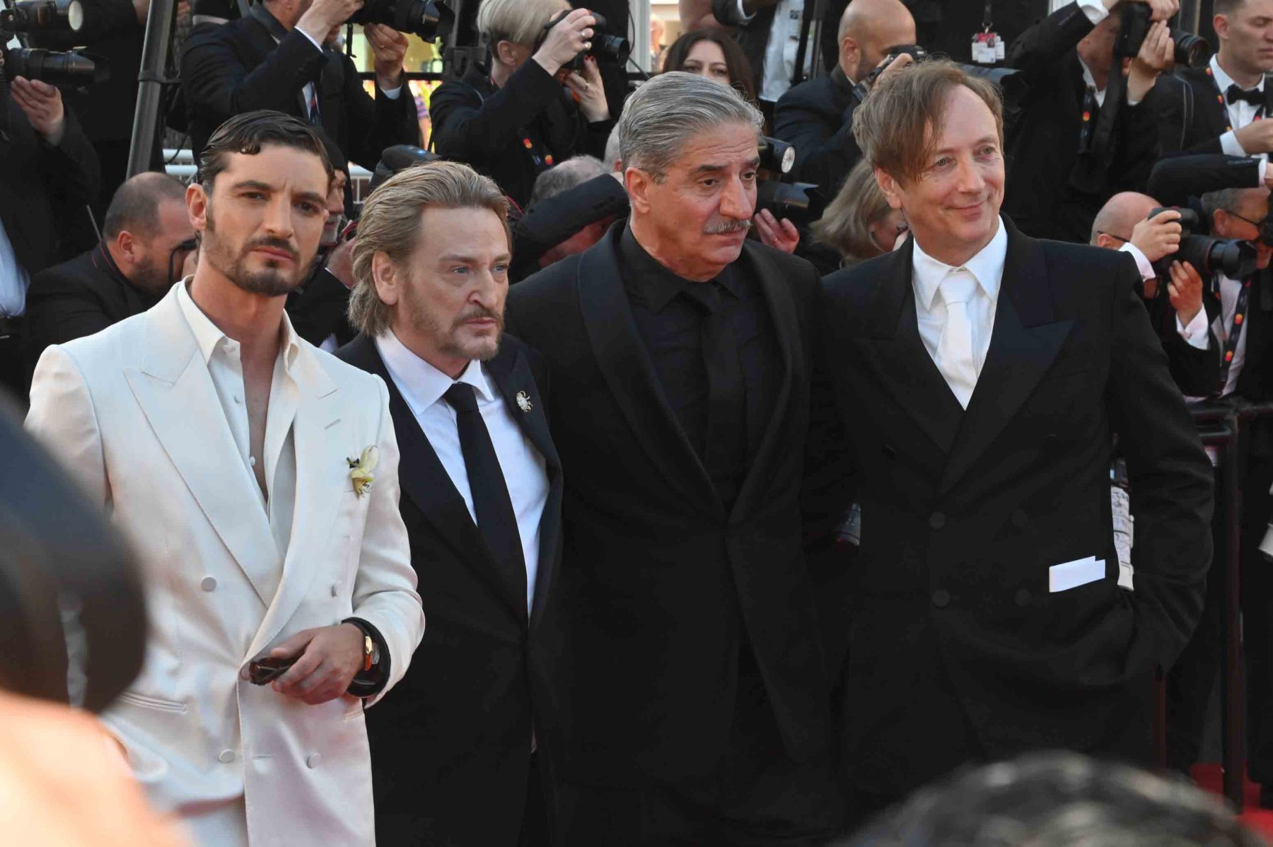 Niels Schneider, Benoit Magimell, Simon Abkarian et un acteur en mode parade