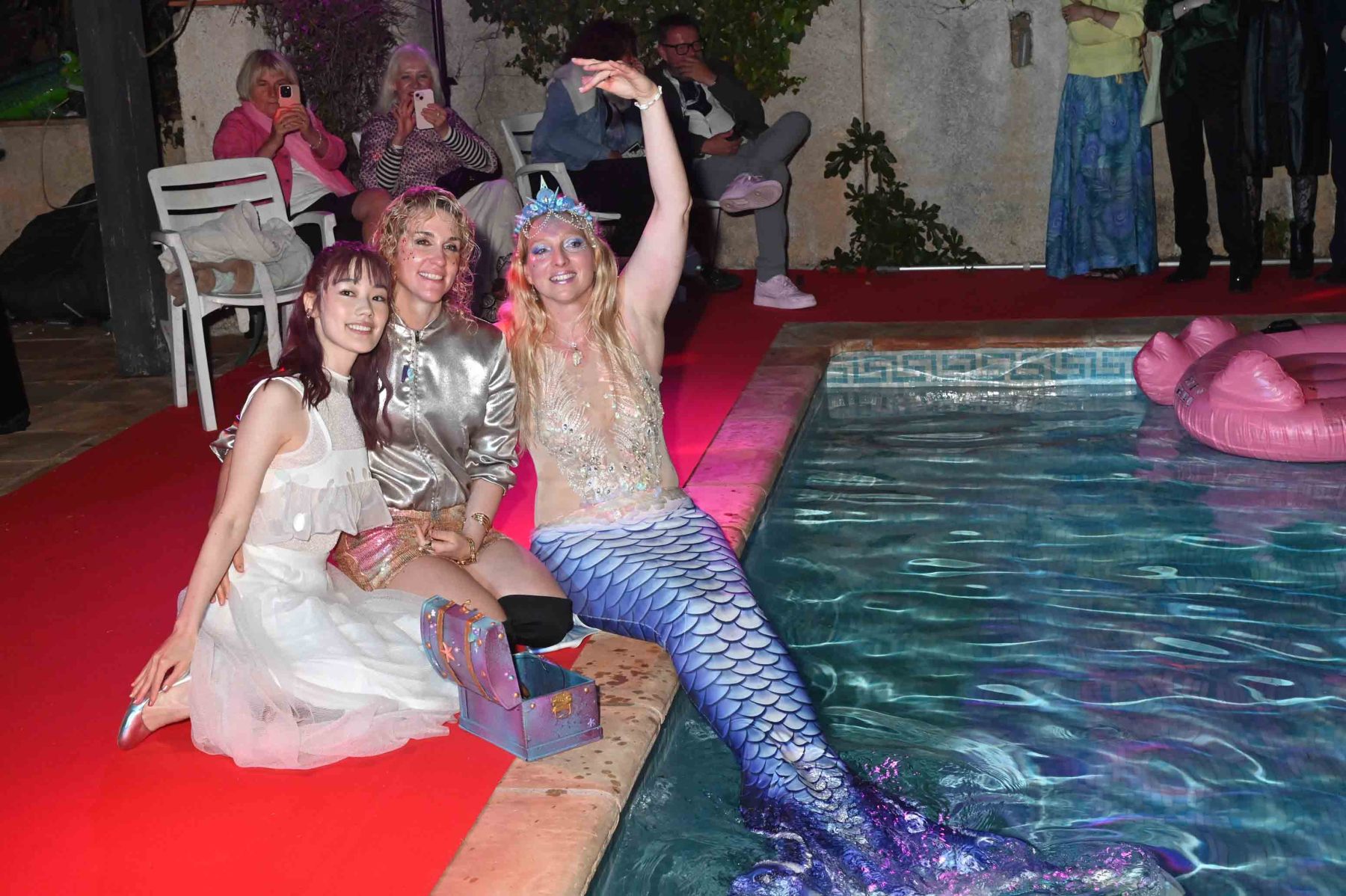 « TITANIC OCEAN » PARTY VILLA DES MINISTRES l'actrice Arika Sasak, la realisatrice Konstantina Kotzamani, sont venues encourager la s!rène