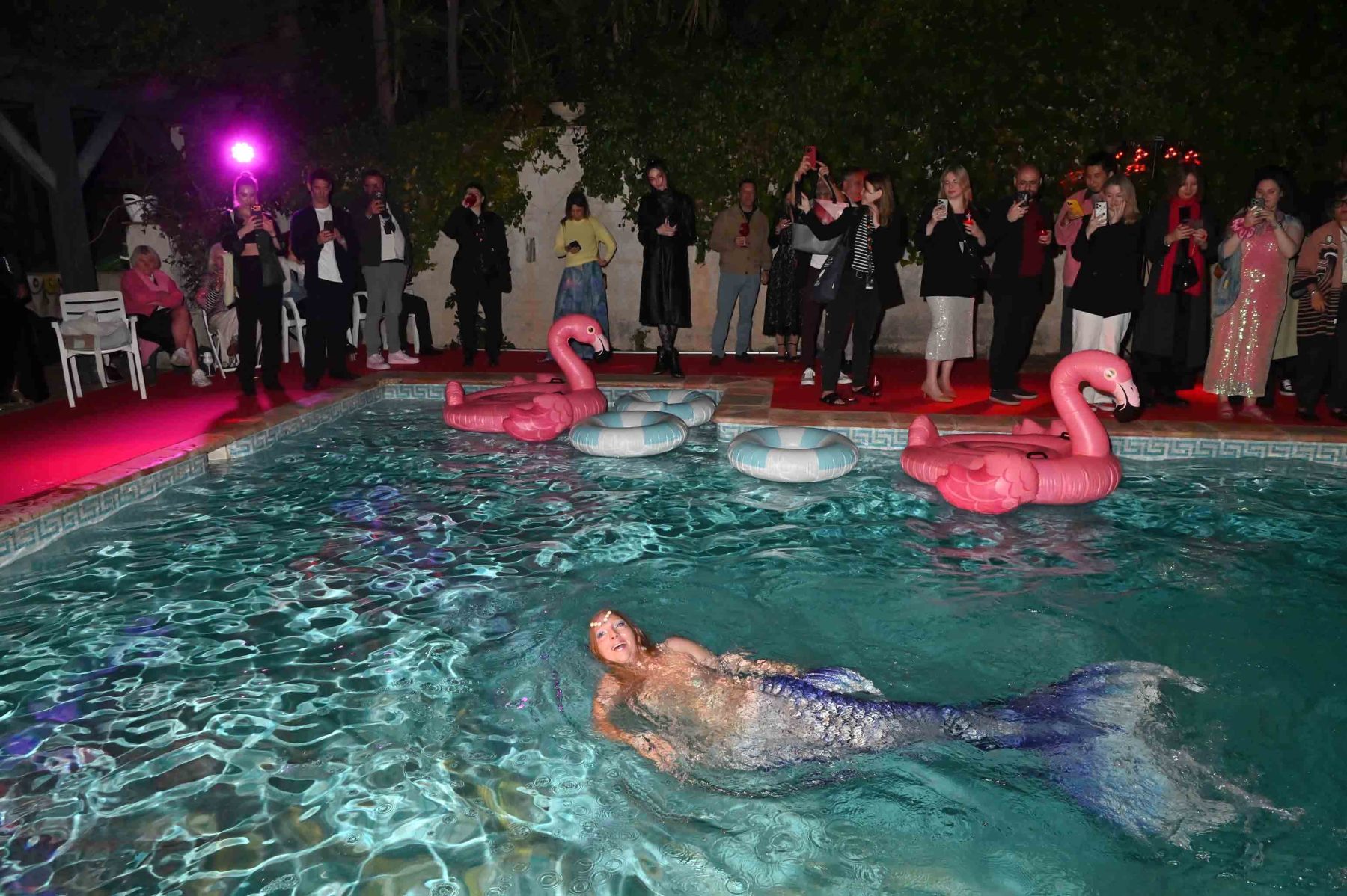 « TITANIC OCEAN » PARTY VILLA DES MINISTRES dans la piscine une sirène godille et frétille Brrr trop de glacon dans le champony