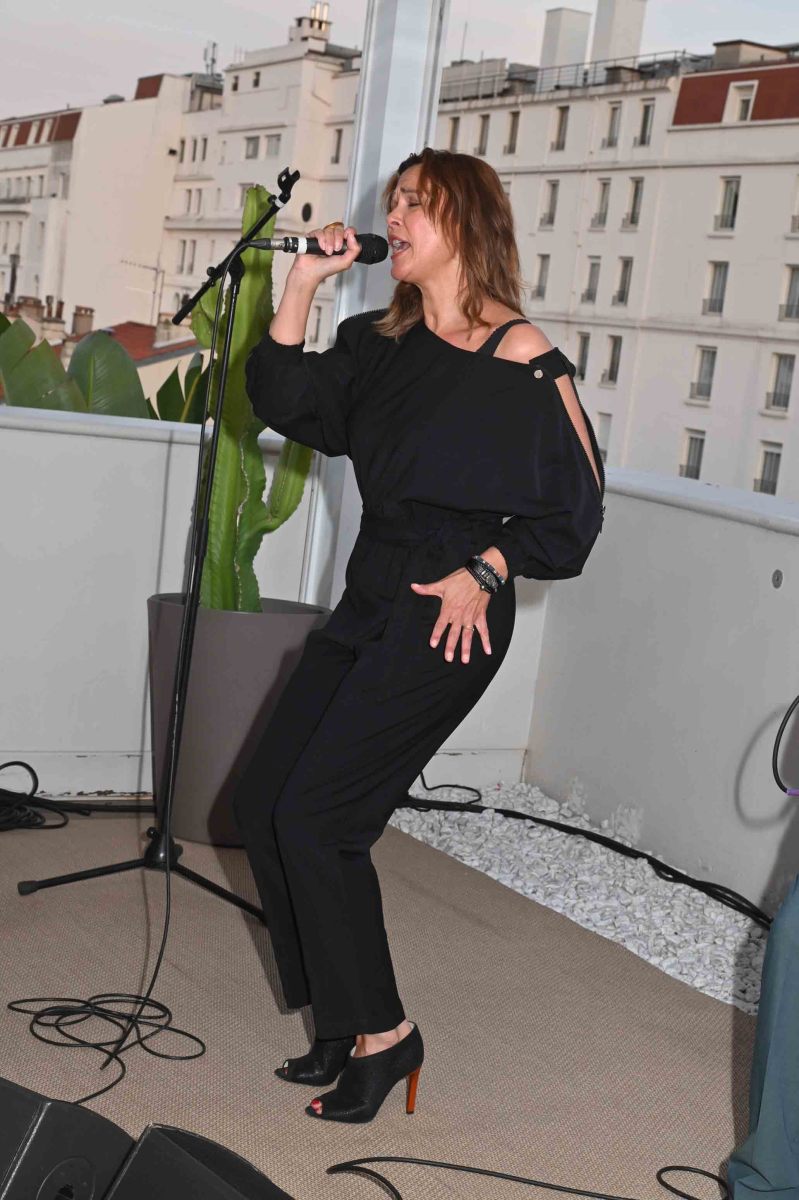 CONCERT de SANDRINE QUETIER chez AKILI FIVE SEAS Elle chante pour faire pousser les cactus !