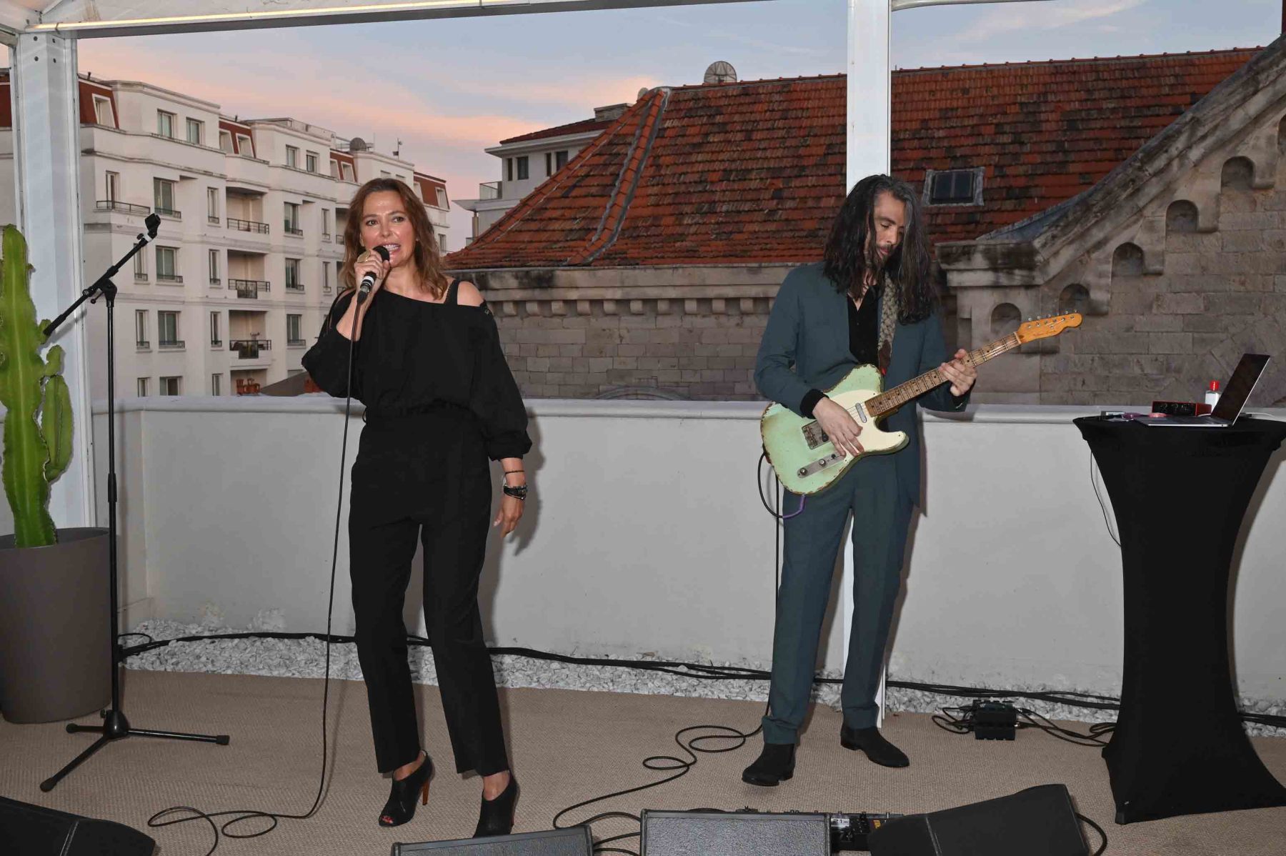 CONCERT DE SANDRINE QUETIER CHEZ AKILI Five seas Hotel