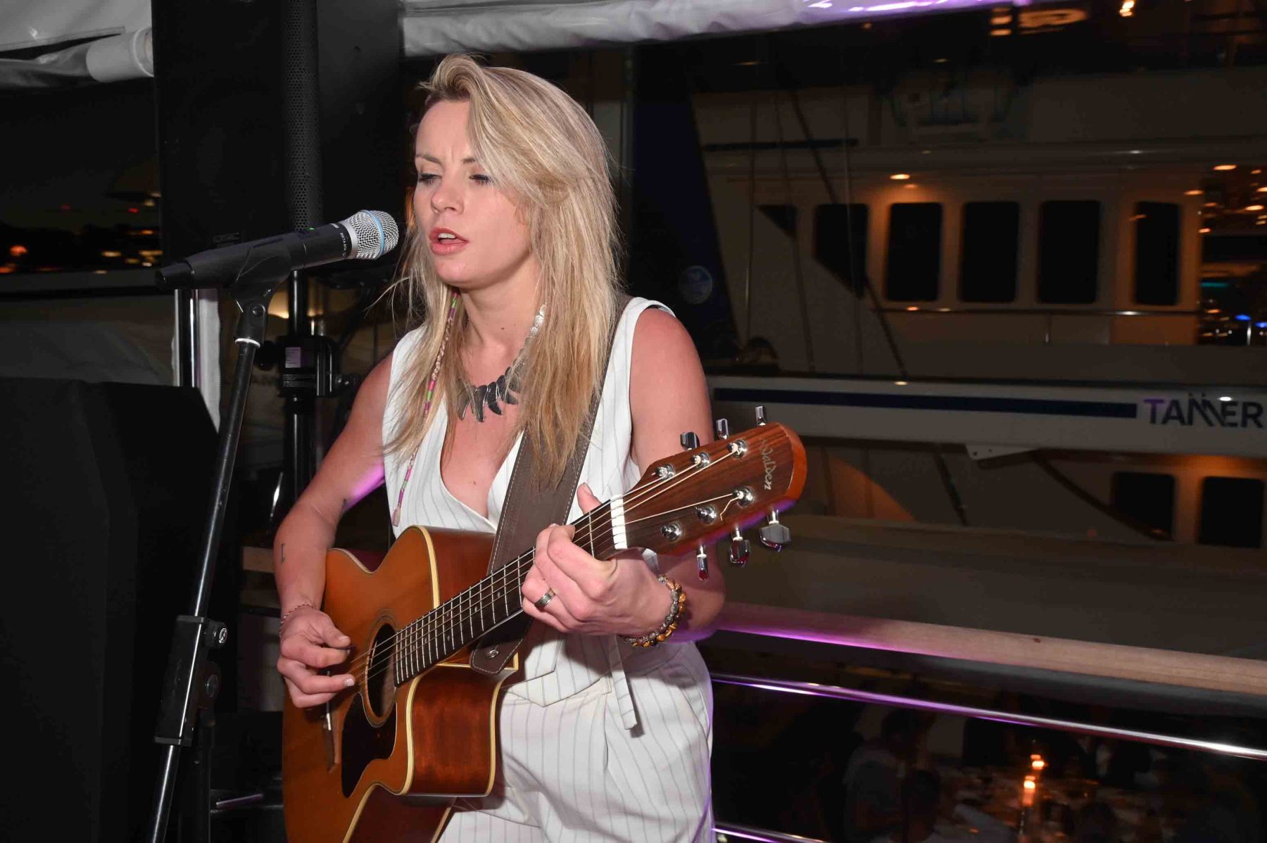 TECHNIKART BOAT PARTY Simona avec sa voix puissante chante LA Woman des Doors