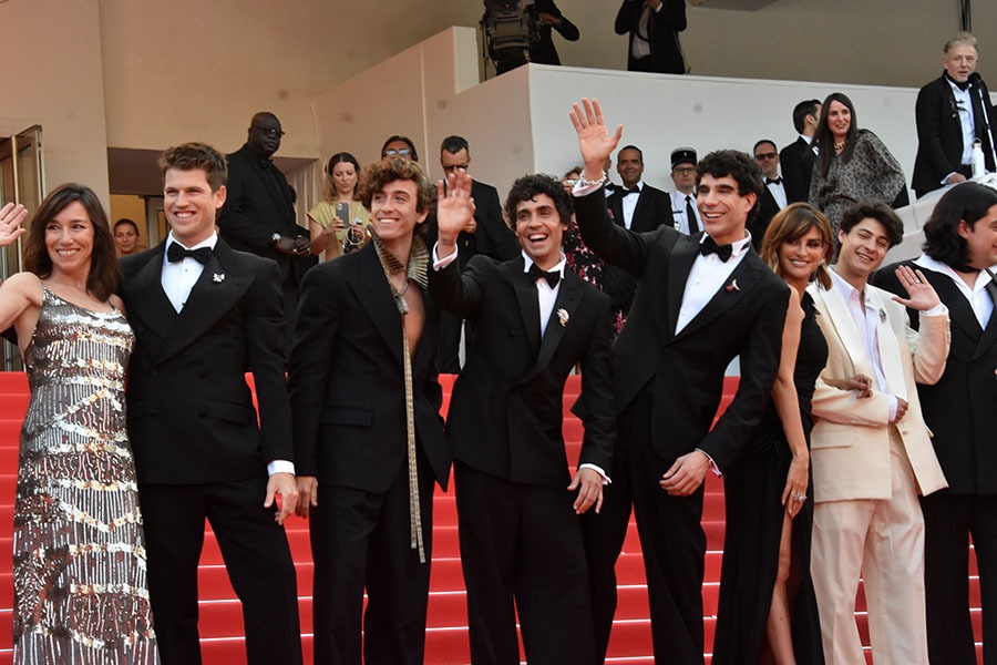 RED CARPET L'Equipe de BOLA NEGRALola Dueñas, Miguel Bernardeau, Guitarricadelafuente, Javier Ambrossi, Javier Calvó, Penélope Cruz, Milo Quifes and Carlos González