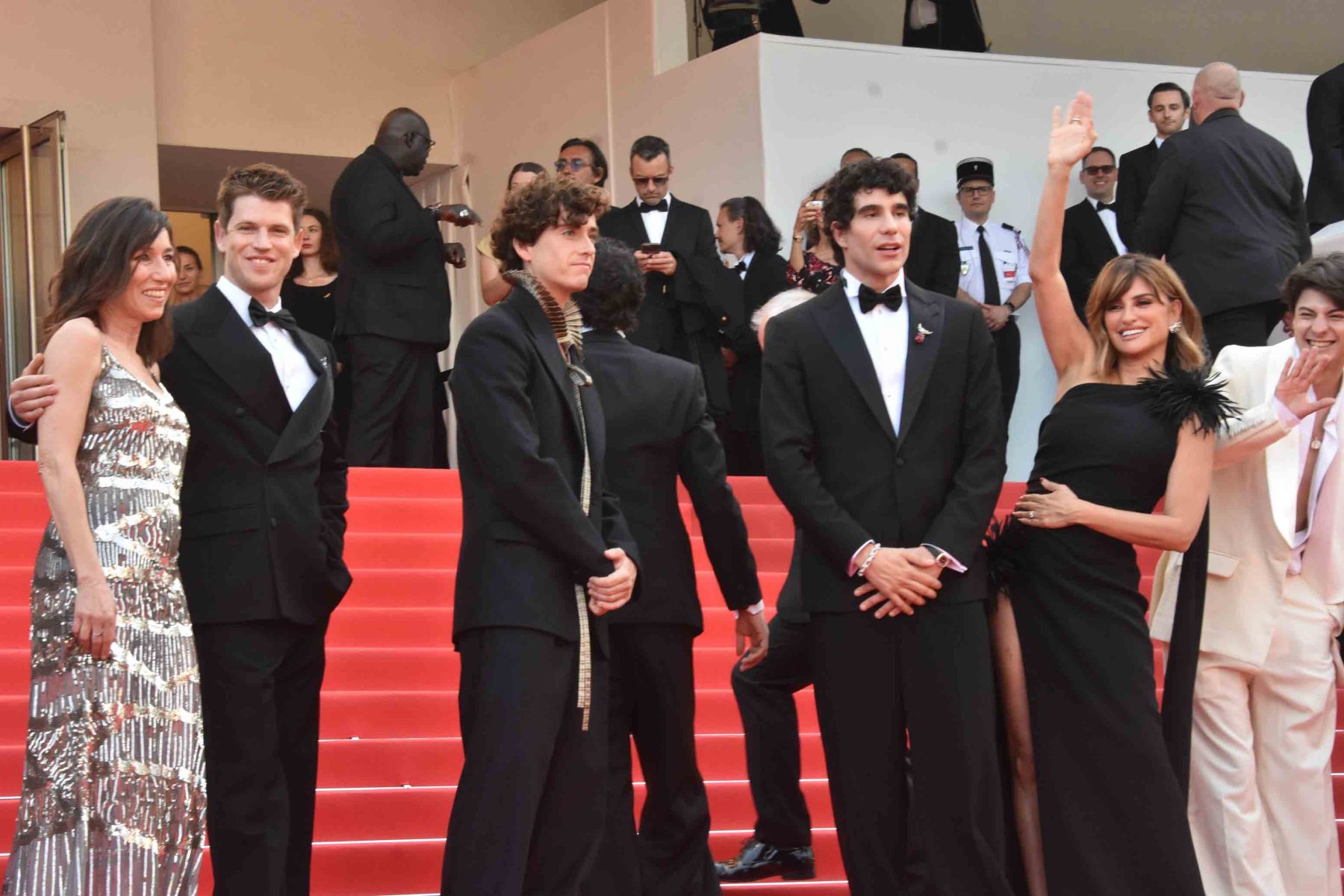 Lola Dueñas, Miguel Bernardeau, Guitarricadelafuente, Javier Ambrossi, Javier Calvó, Penélope Cruz toujours en train de saluer et Milo Quifes