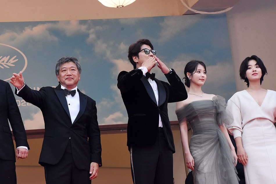 Kore-Eda, et Song Kang-ho qui bisoute bisoute Le public de Cannes Coranisé