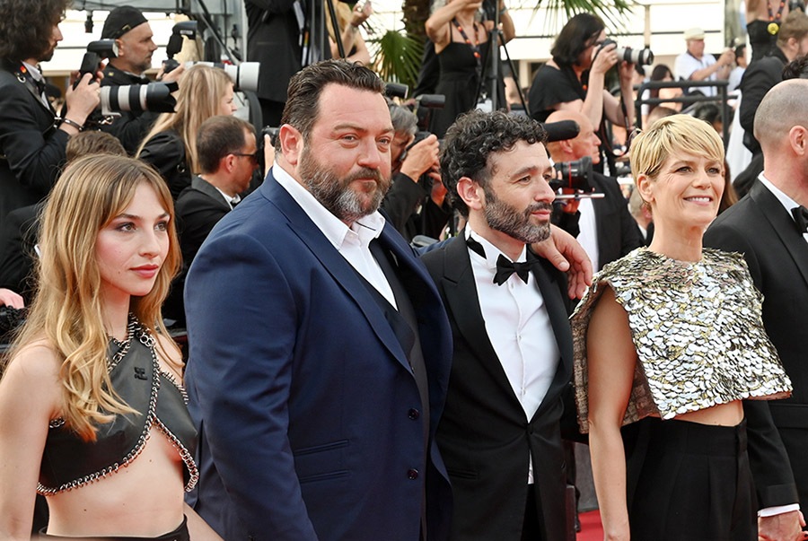 Marie Colomb , Denis Ménochet, le real Rodrigo Sorogoyen et Marina Fois dans As Bestas attaquent le tapis rouge