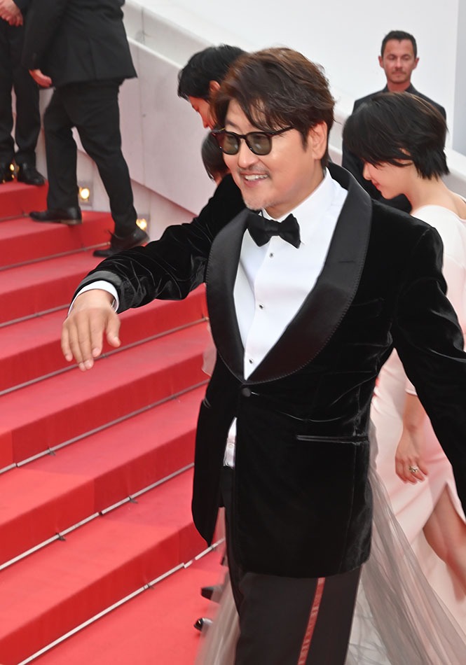 "Zombie attack tous au bunker "!! Imaginez le palais de Cannes acteurs, jury et le public encerclés attaqués par les zombies arrivés en RER de Busan Ce sera le prochain Song Kang-ho