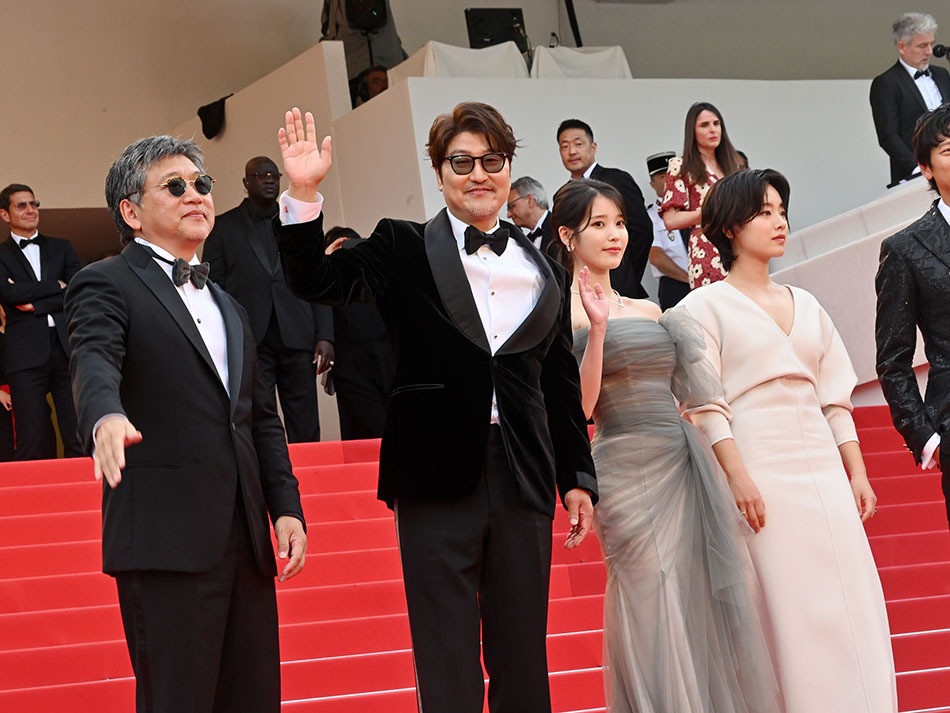 Hirokazu Kore-Eda, Song Kang-ho, et les ravissantes  Ji-eun Lee et Joo-Young Lee vous salutent happy tax payers !!