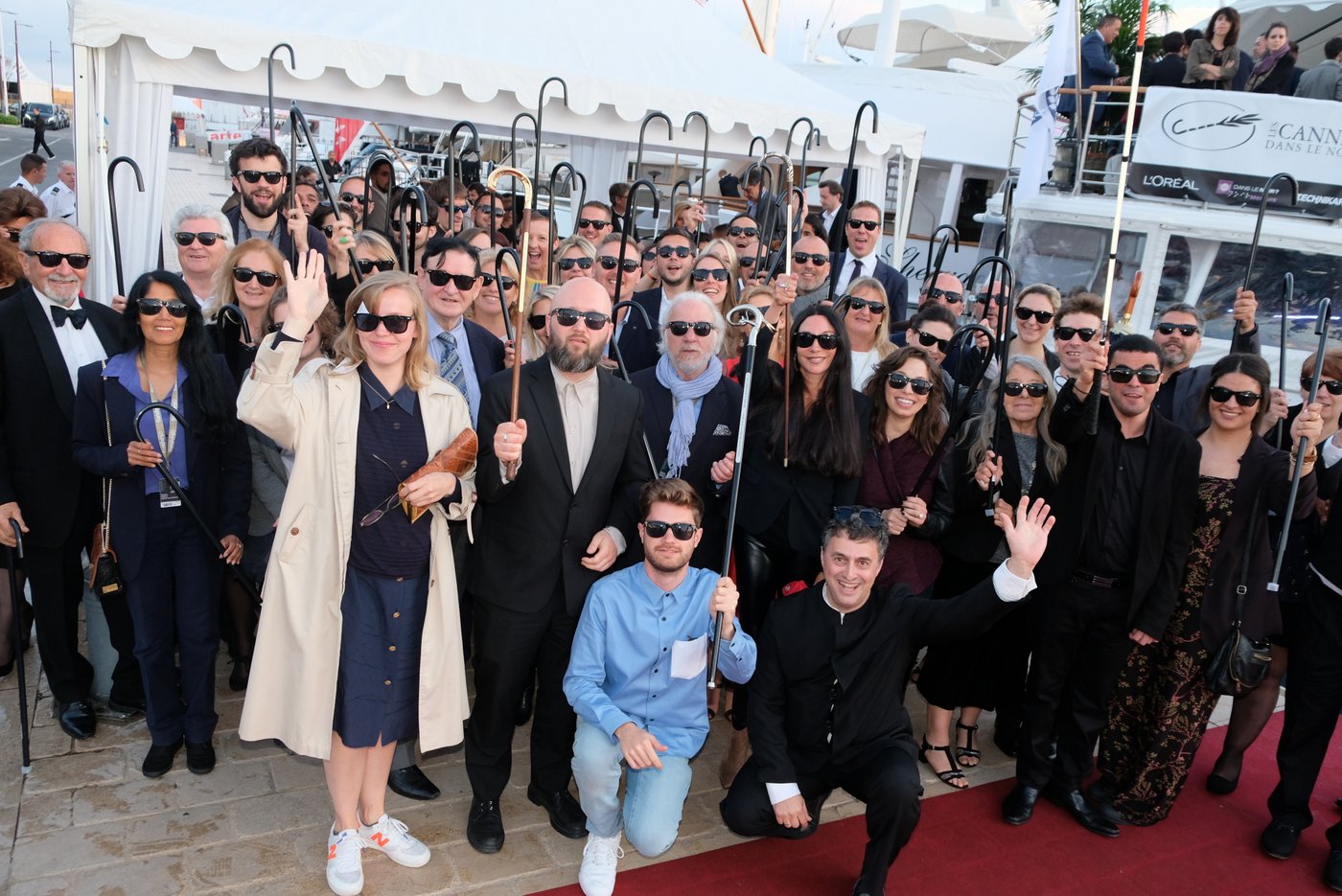 Les participants de la premiere cérémonie des Cannes d'OR sur le quai devant le Techniboat