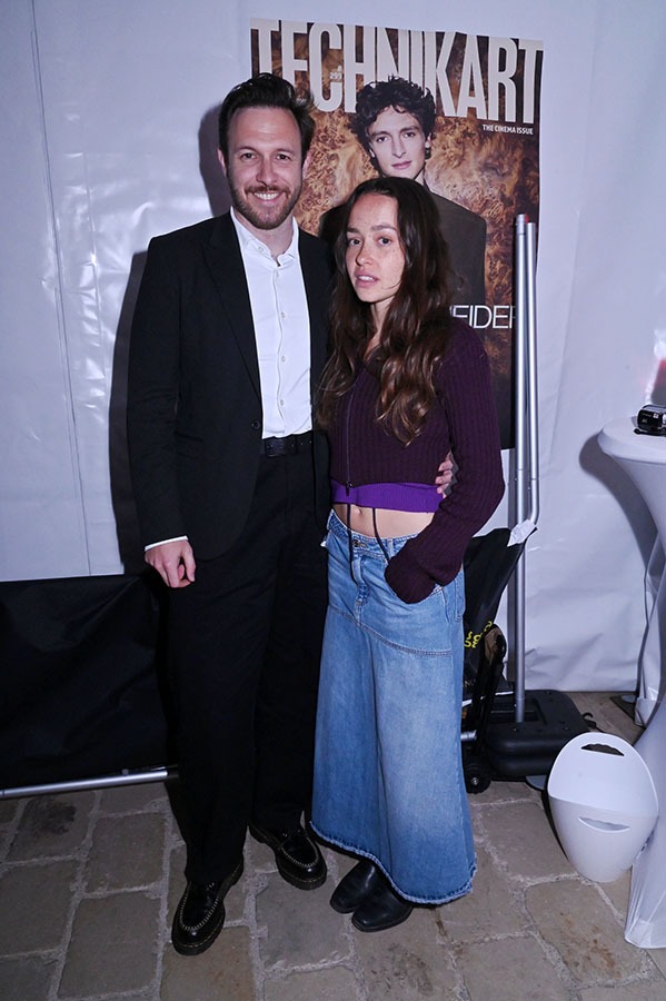 Sur Le Bateau Technikart soirée producteurs : Franck Brett me présente sa jeune actrice Eloise Rey
