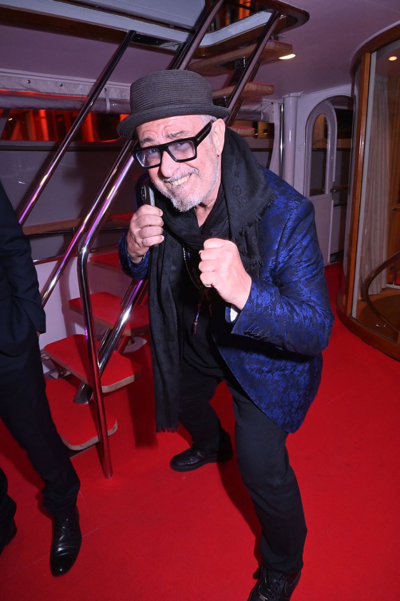 FULL PHIL : Un Kagemush de Bruce Lee nippon en pleine démo de ses talents culinaires sur le red carpet