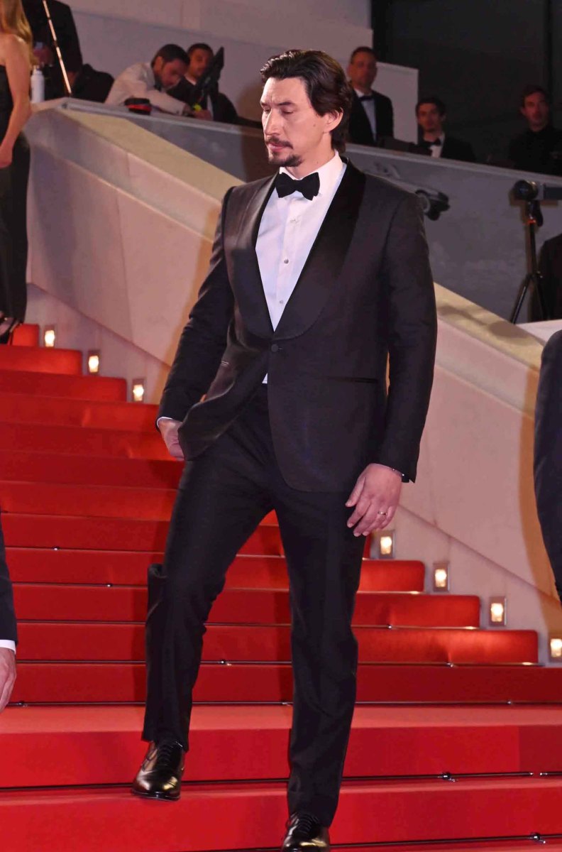 de toutes petites marches pour ce géant d'Adam Driver !!