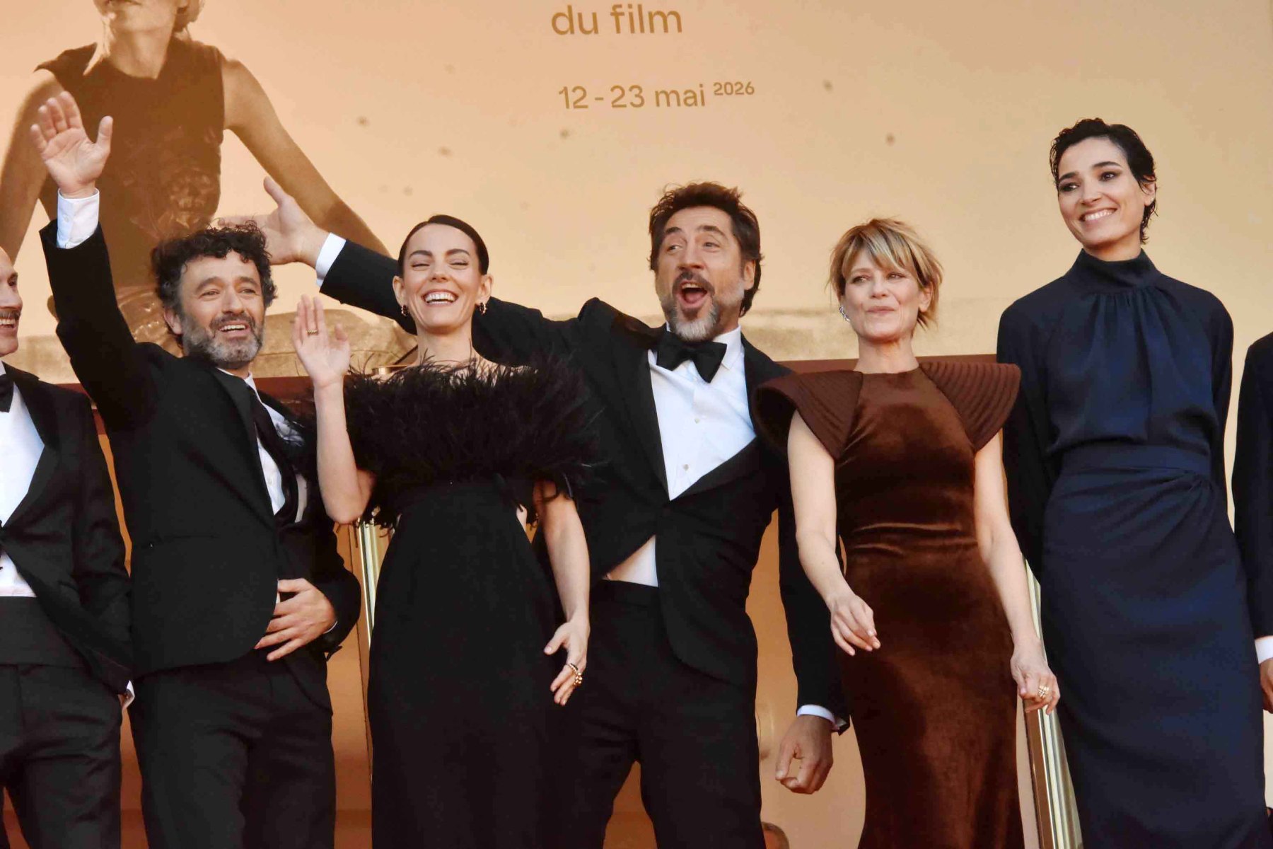 EL SER QUERIDO Red Carpet: Allez Les Filles on salue tous le public
