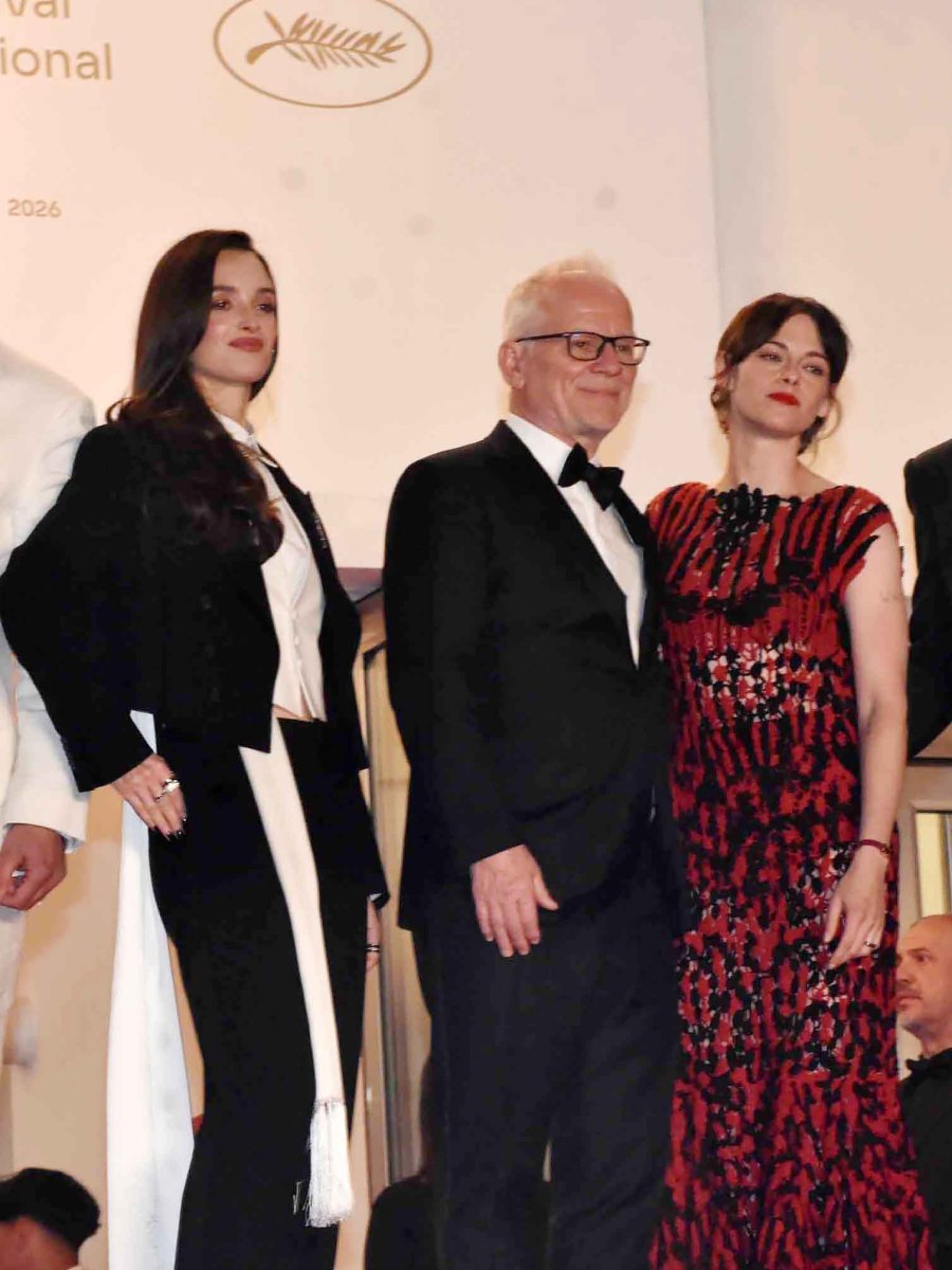 FULL PHIL red carpet : Présidiant entre entre Charlotte Le Bon et Kristen Stewart Décidément Thierry Fremaux a un super good job
