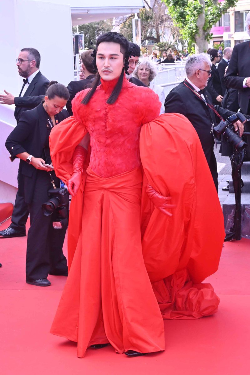 Le Grand Dragon rouge est venue dans sa couette