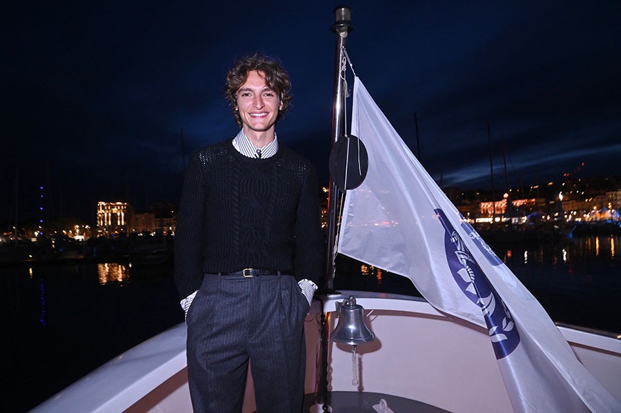 Pendant les red carpets Vassili Schneider est amiral du Techniboat (Lady Jersey) dans le très dangereux détroit de Cannes avec ses embouteillages monstres de pédalos!