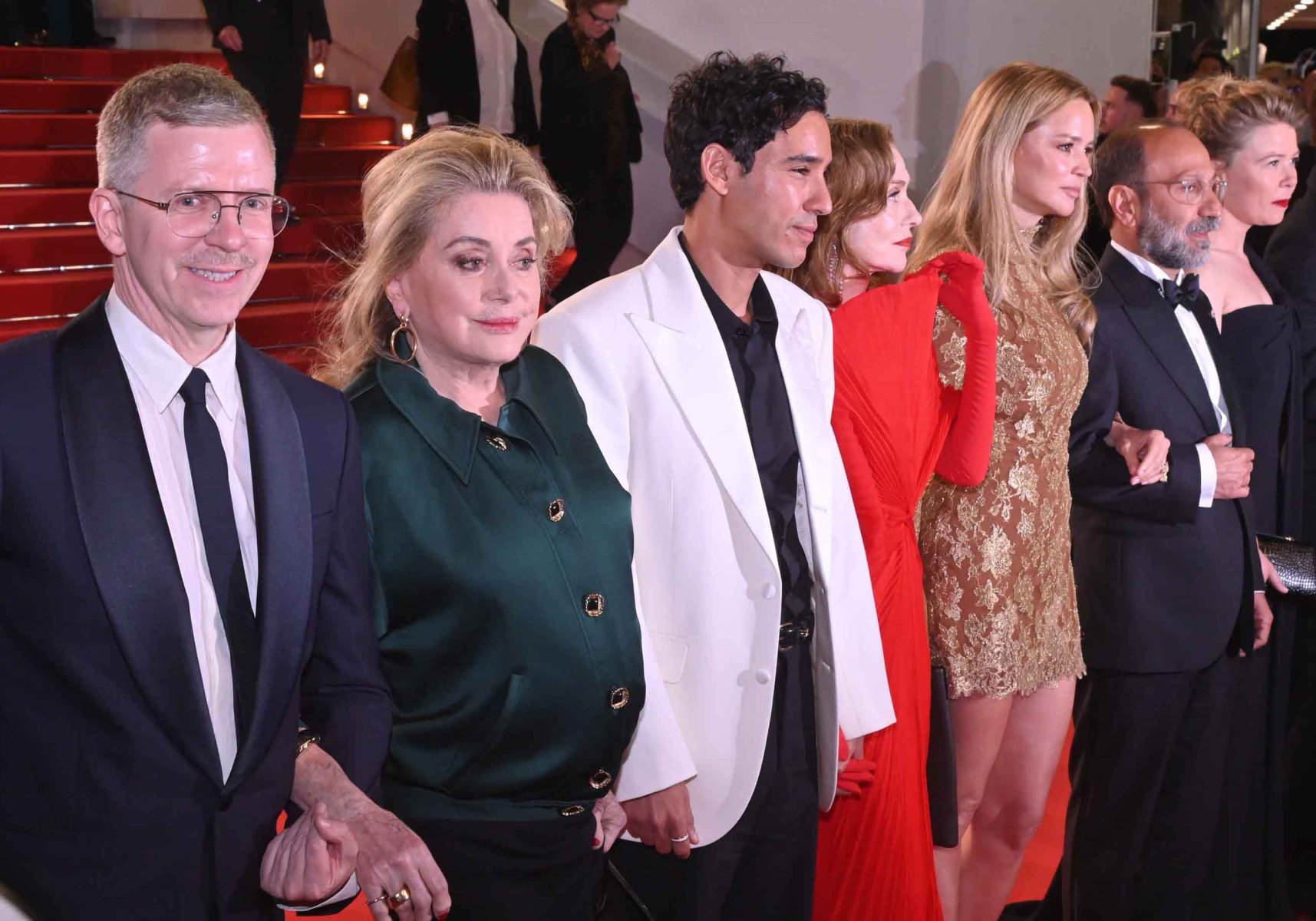 « Histoires Parallèles » descente red Carpet: Alexandre Mallet-Guy, Catherine Deneuve, Adam Bessa, Isabelle Huppert, Virginie Efira, Asghar Farhadi, India Hair