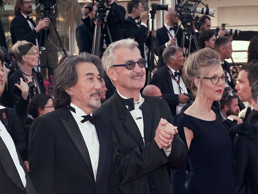 “Wim Wenders aavec Donata Wenders, et à sa gauche Le Cannes Film Festival 2023 Best actor Kōji Yakusho pour son role de Hirayama dans “Perfect Days