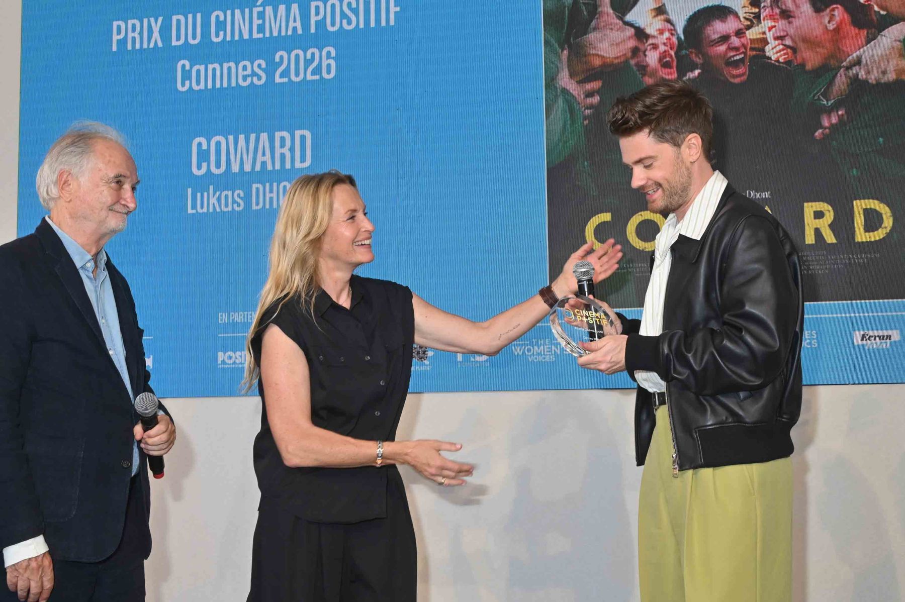 Jacques Attali, Estelle Lefebure decernent un Cinema Positif 2026 Award au real Lukas Dhont pour son film « Coward »