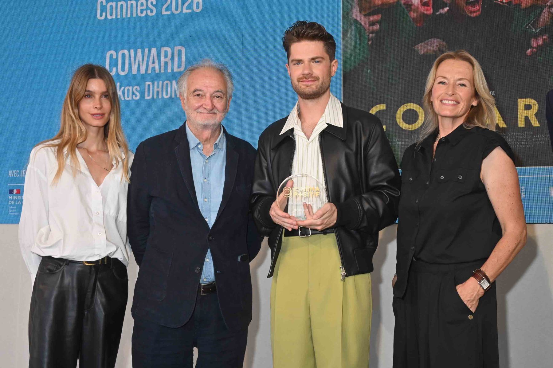 Marion Delorme, Jacques Attali, Estelle Lefebure decernent un Cinema Positif 2026 Award au real Lukas Dhont pour son film « Coward »