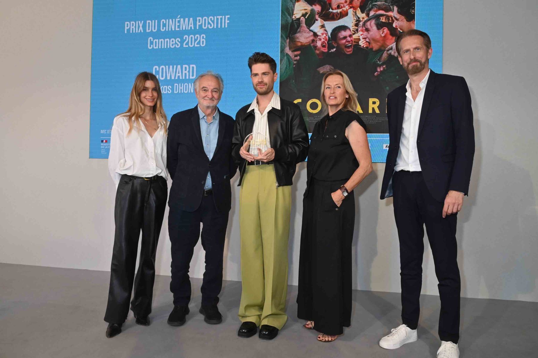 Marion Delorme, Jacques Attali, Estelle Lefebure et sam Bobino decernent un Cinema Positif 2026 Award au real Lukas Dhont pour son film « Coward »