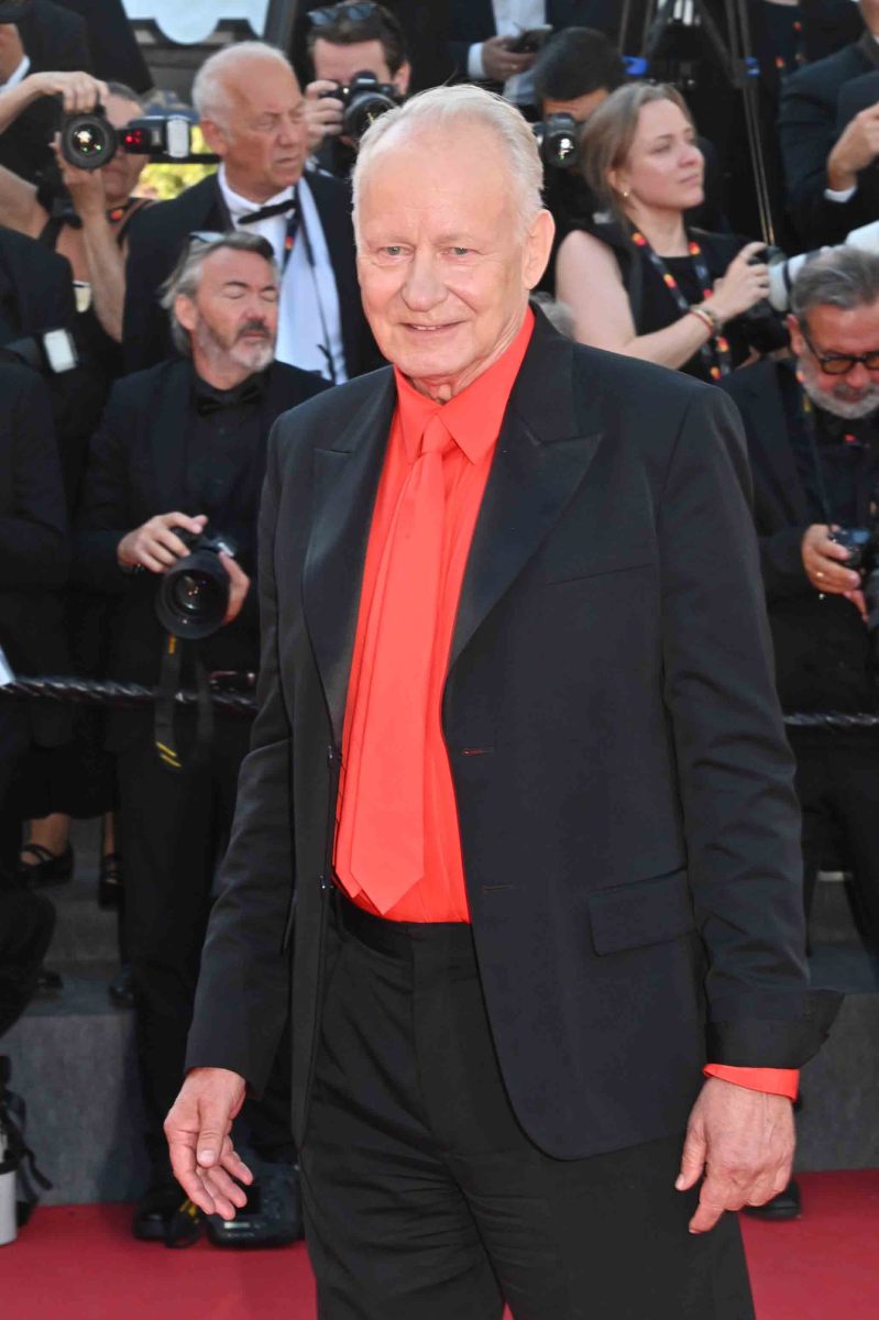 Attention Stellan Skarsgard passe au rouge