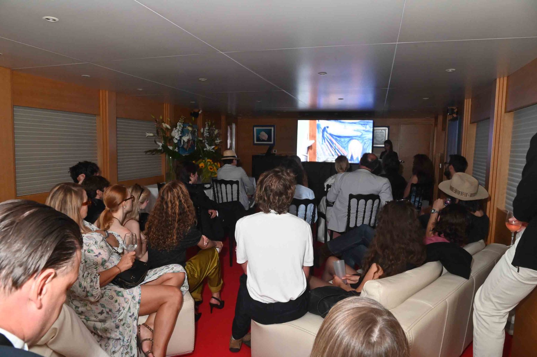 Voici la salle de' Apéro projo sur le Technikboat