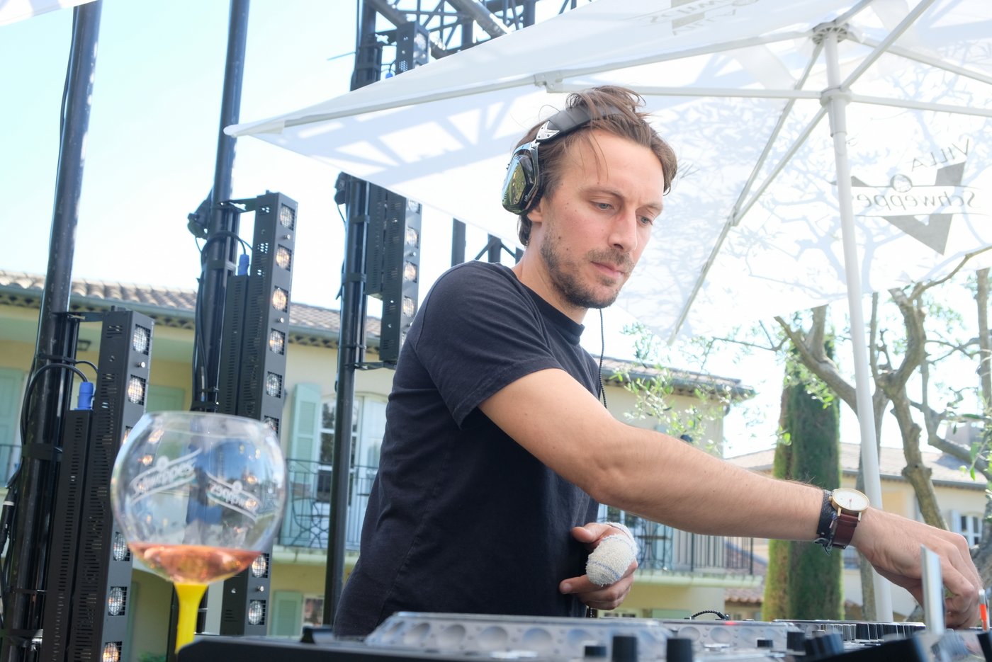 DJ YUksek aux platines de la Villa Schweppes