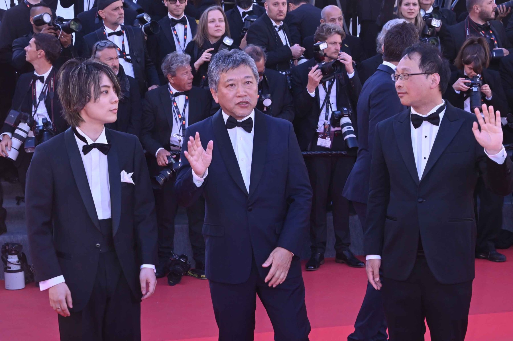 Au milieu le grand realisateur Hirokazu Kore-eda