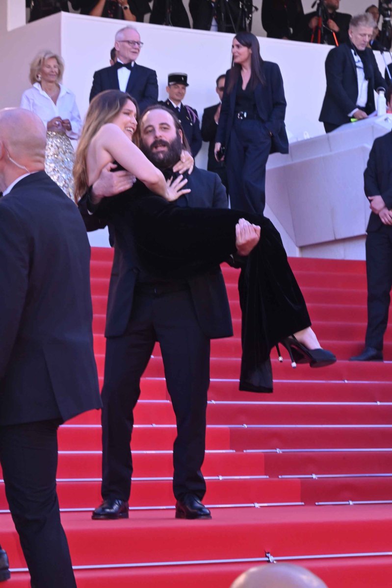 Laetitia Casta monte les marches sans peine grace à Vincent "elevator man " Macaigne !