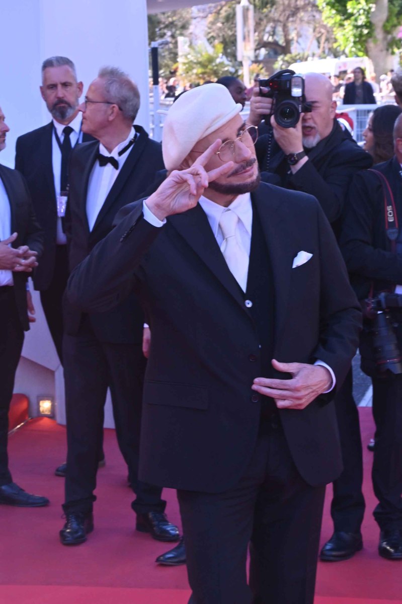 Affleloup : John Travolta tangue à droite
