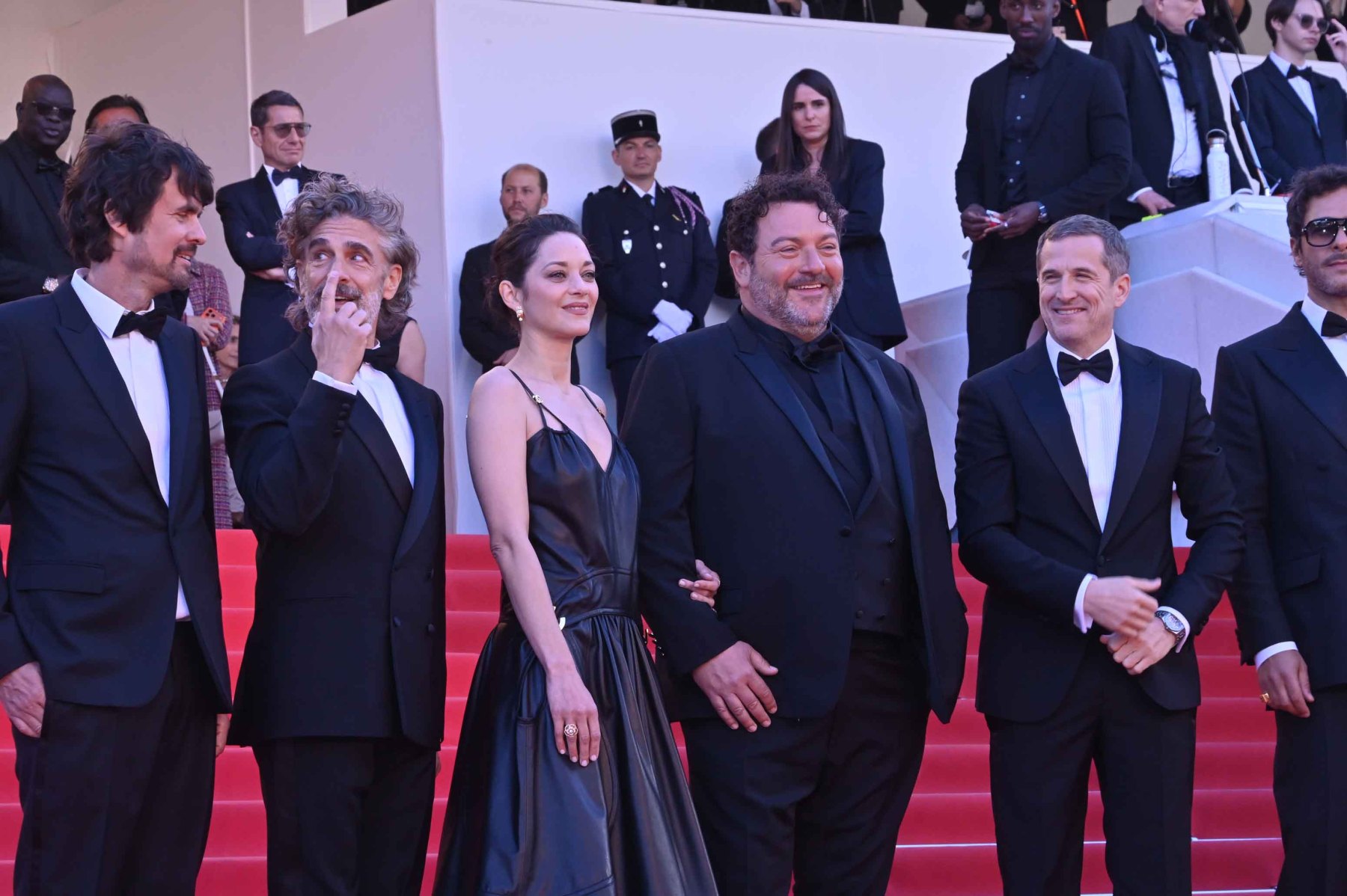 Au premier balcon Karma l'équipe du Film de Guillaume Canet !Simon Jacquet, Leonardo Sbaraglia, Marion Cotillard, Denis Ménochet, Guillaume Canet and Yodelice