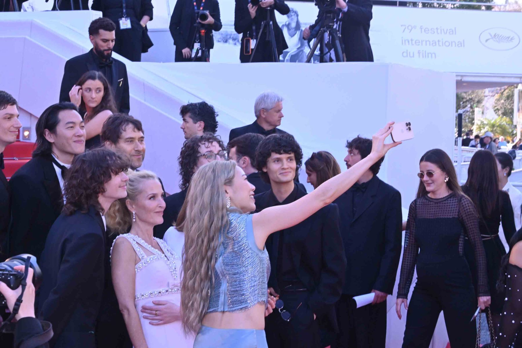 RED CARPET / Selfie avec Hannah Einbinder, Jane Schoenbrun, Jack Haven and Arthur Conti Hannah Einbinder, Gillian Anderson mais que fait la sécurity?